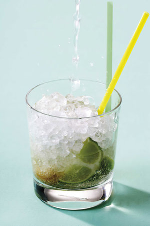 Preparing Caipirinha drinkの写真素材