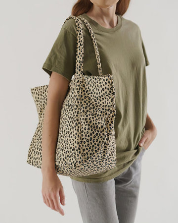 Woman wearing a handbag and leopard print on a white backgroundの写真素材