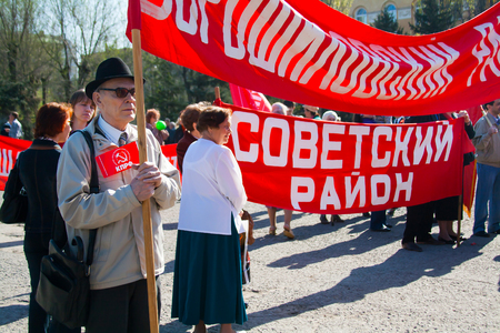 VOLGOGRAD, RUSSIA - MAY 1, 2011: People take part in the May day demonstration in Volgogradのeditorial素材