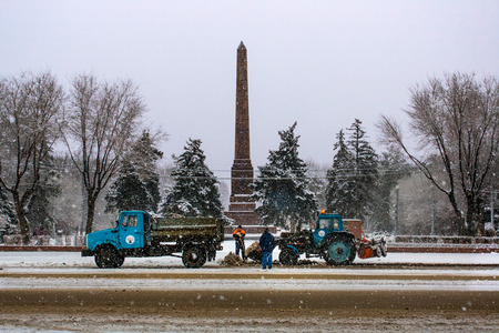 VOLGOGRAD, RUSSIA - JANUARY 15, 2012: Workers clean snow on the Ploshhad' Pavshih Borcov (the Square of the Fallen Fighters) in Volgogradのeditorial素材
