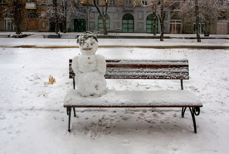Snowman sitting on the benchの写真素材