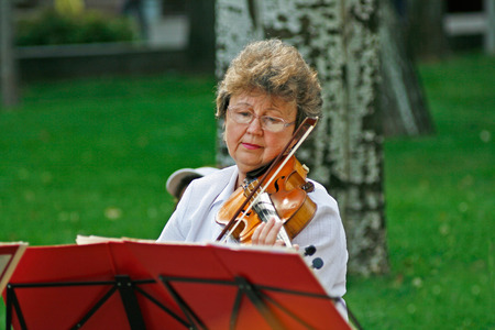 Volgograd, Russia - September 06, 2008: Old woman playing violin in the street in the City Day in Volgogradのeditorial素材