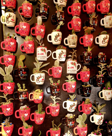 Fridge magnets in the form of a cup with a cactus.