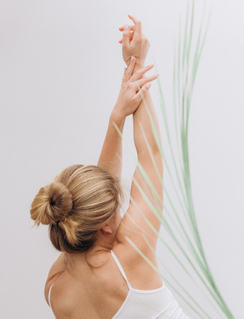 back health woman body ridge texture with palm leavesの写真素材