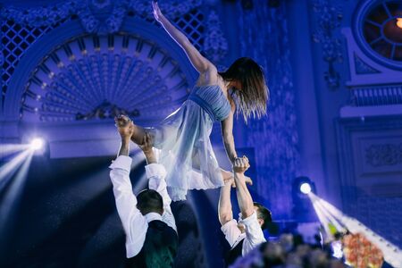 pair dance performance scene club effect beam light concert の写真素材