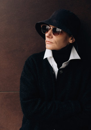 lifestyle fashion hipster season spring autumn woman in hat and sunglasses