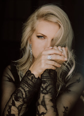woman blonde jewelry beauty dress style chic luxuryの写真素材