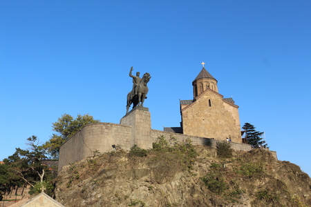 The Statue Of King Vakhtang Gorgasali And Metekhi Church In Tbilisiのeditorial素材