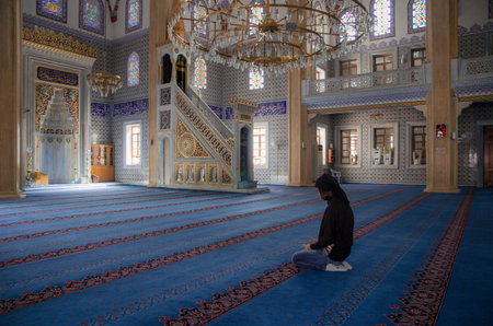 Worship in Islam Muslim mosque to pray. Istanbul Bahcelievler Ulubatli Hasan mosque. Middle Eastern women. Islamic mosque oriental motifs.のeditorial素材
