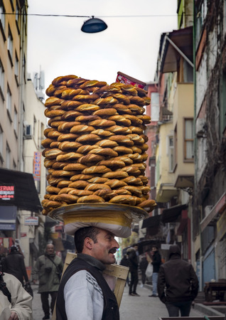 Istanbul, Turkey -January 3, 2015: A vendor sells simit, a type of Turkish bread, in the streets of Istanbul.のeditorial素材