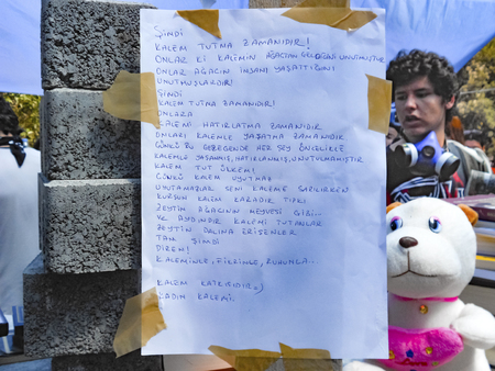 Istanbul, Turkey - June 5, 2013: Marauder Library of protesters,Resistance and a declaration calling for peace. All around the country starting in Taksim "Travel Park" on the eighth day of action began to build a library in the park. The library was filleのeditorial素材