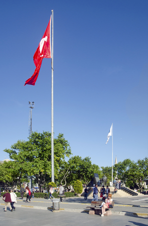 Istanbul, Turkey - Mayer 29, 2016: Kadikoy Pier Square and 'headmaster Ataturk Monument', the Turkish flag. Piers known women? Village Pier Square, one of the lifeblood of urban transport in Istanbul. Besiktas Eminonu docks on one side, the other side of のeditorial素材