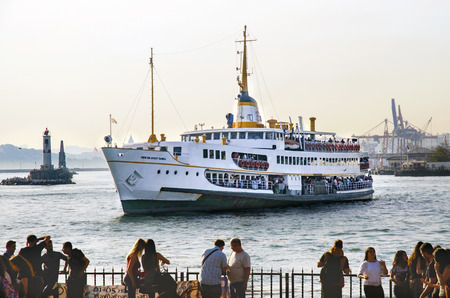 Istanbul, Turkey - Mayer 29, 2016: the Strait of Istanbul, Kadikoy Pier, Ferries are the most popular form of public transport in Istanbul for one simple reason - if you're a local, you're always in a hurry except when you ' re on a ferry traveling from oのeditorial素材