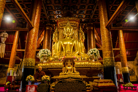 Big Golden buddha statue in midst of Templeâs hallのeditorial素材