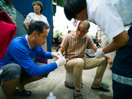 Emergency responders perform first aid, wash wounds.のeditorial素材