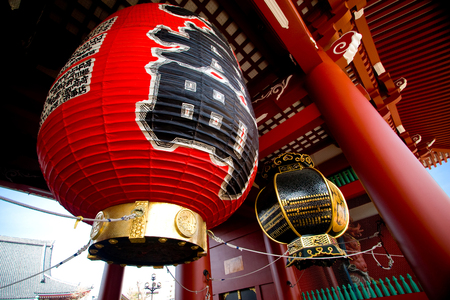 A big giant Japanese red lantern at the Kaminari-mon (Thunder Gate) in Senso-ji temple. Characters on the red big lantern mean gate of wind god and thunder god.のeditorial素材