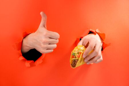 Hands holding a tacoの写真素材