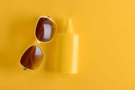 Sunscreen spray and sunglassesの写真素材