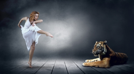 Dancer in posing and tygrの写真素材