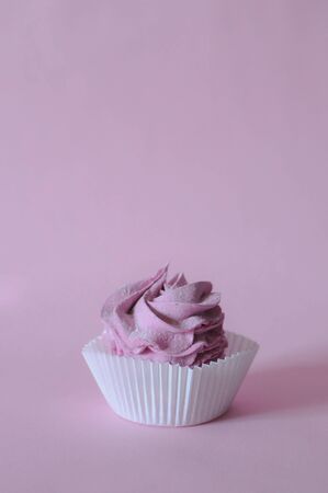 Homemade marshmallow berry zephyr on pink background in paper basketの写真素材