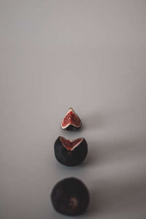 Line of figs from the whole one to a half and a piece of fig. Top view of figs
