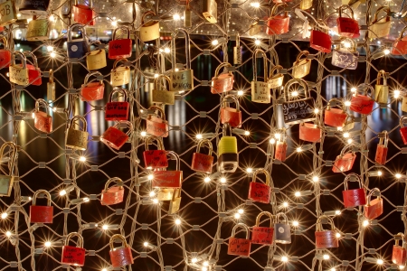 SALZBURG, AUSTRIA - DECEMBER 25, 2013  love padlocks placed by loving couples on a fence of the Makartsteg  Makartのeditorial素材
