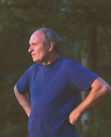 an elderly man looks to the side and thinksの写真素材