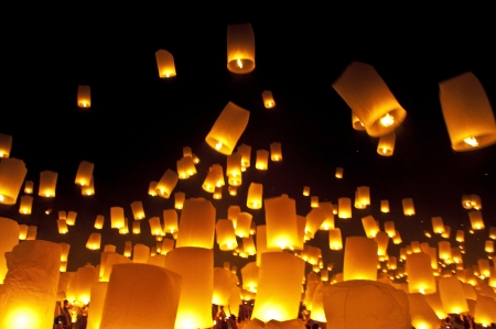 CHIANGMAI, THAILAND - OCTOBER 29 :Thai people floating lamp. October 29 ,2011 in Tudongkasatarn, Chiangmai, Thailand. Tudongkasatarn is where floating lamp ceremony takes place every year.のeditorial素材