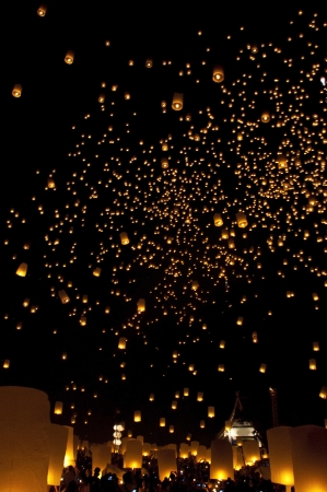 CHIANGMAI, THAILAND - OCTOBER 29 :Thai people floating lamp. October 29 ,2011 in Tudongkasatarn, Chiangmai, Thailand. Tudongkasatarn is where floating lamp ceremony takes place every year.のeditorial素材