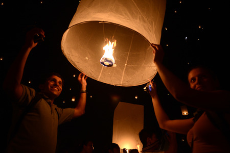 CHIANGMAI, THAILAND - NOVEMBER 16 :Thai people floating lamp. November 16 ,2013 in Tudongkasatarn, Chiangmai, Thailand. Tudongkasatarn is where floating lamp ceremony takes place every year.のeditorial素材