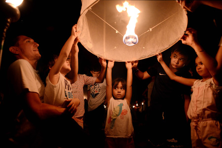 CHIANGMAI, THAILAND - NOVEMBER 16 :Thai people floating lamp. November 16 ,2013 in Tudongkasatarn, Chiangmai, Thailand. Tudongkasatarn is where floating lamp ceremony takes place every year.のeditorial素材