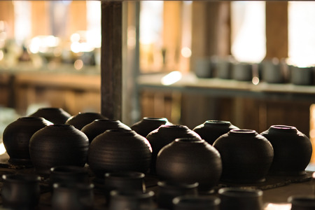 There are many clay pots in the workshopの写真素材