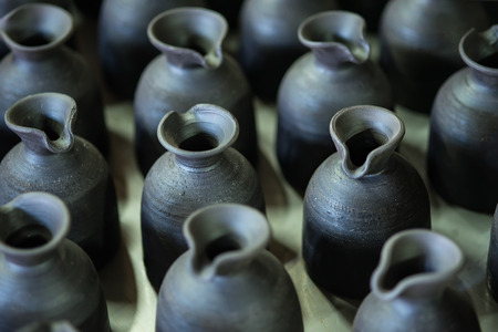 There are many clay pots in the workshopの写真素材