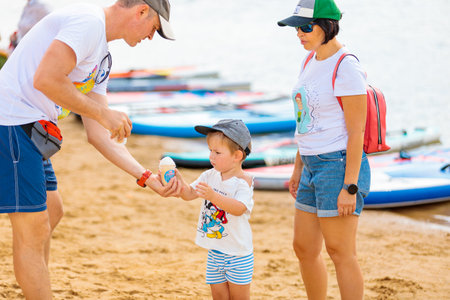 Dad treats son to ice cream on the beach. Russia Zelenograd 14 August 2021.のeditorial素材