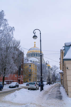 Russia. Kronstadt, January 12, 2022. View through the city buildings and lanterns of the Naval Cathedral of St. Nicholas the Wonderworker on a frosty day.のeditorial素材