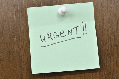 post it note with urgent! word