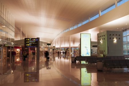 Barcelona, Spain - November 09, 2009 : passengers move inside famous El Prat airport of Barcelona by early morning. El Prat airport is second biggest in Spain with year traffic about 30mln. passengers.のeditorial素材