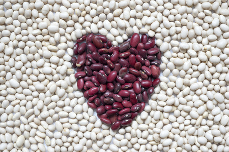 red and white kidney beans background with shape of heartの写真素材