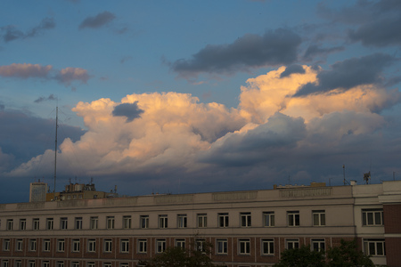 city evening scene with big building top and dramatic skyのeditorial素材
