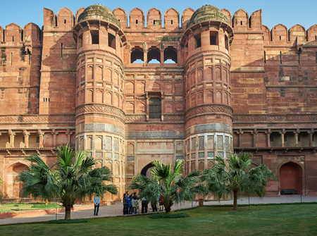 Red Fort is the former imperial residence of the Mughal Dynasty located in Agra, India. It is also a UNESCO World Heritage site and is about 2.5 km northwest of its more famous monument the Taj Mahal.のeditorial素材