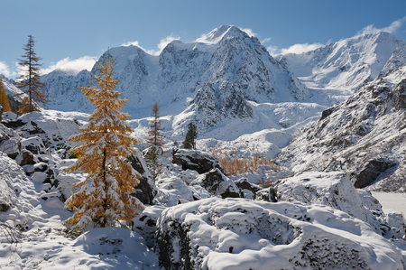 Snow-covered winter mountain lake, Russia, Siberia, Altai mountains, Chuya ridge.の写真素材