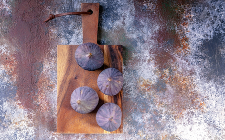 Ripe figs on a cutting board. Close-up. Top viewの写真素材