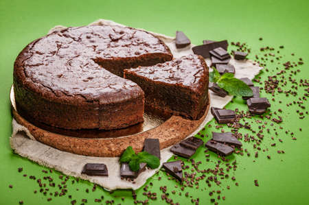 Classic chocolate brownie cake on a green background. Homemade delicious pastries. sweet dessert. copy spaceの写真素材