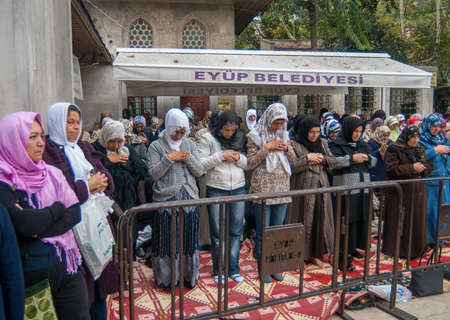 Eyup Sultan,Ä°stanbulTurkey -11-07-2008 : Muslim women praying at Eyup Sultan Mosqueのeditorial素材