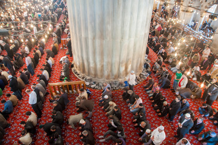Fatih,Istanbul,Turkey - 04-16-2010:Muslims Friday to prayers at the Blue Mosqueのeditorial素材