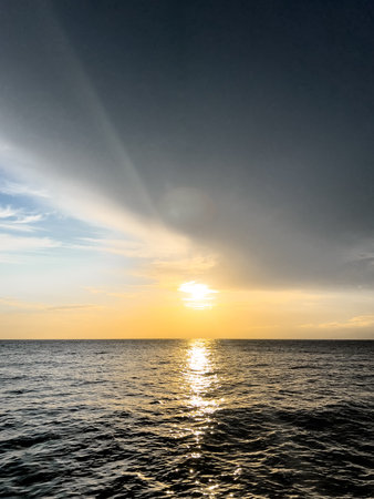 Scenic Sunset Over Ocean Water Horizonの写真素材