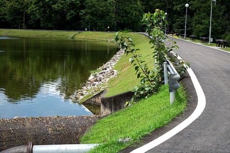 Ang Kaew is a reservoir of Chiangmai University campus. Later with the beautiful glass sink. Beautiful scenery Doi Suthep is the backdrop. Fresh air It is a place of recreation for students.のeditorial素材