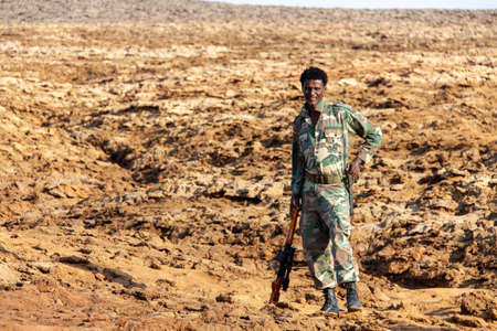 Dallol, Ethiopia - Jan 17, 2014: An Ethiopian soldier standing with a Dragunov sniper rifle in his handのeditorial素材