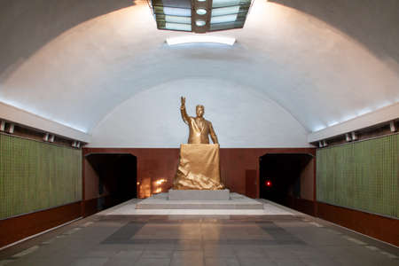 Pyongyang, North Korea - Apr 16, 2010: The golden statue of Kim Il Sung on the platform of Kaeson Metro Stationのeditorial素材