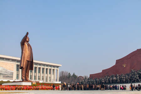 Pyongyang, North Korea - Apr 16, 2010: Statue of North Korean leader Kim Il-sung on Mansu Hillのeditorial素材